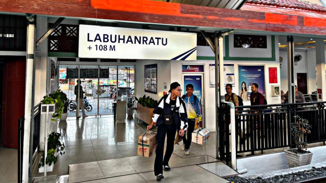 Suasana di Stasiun Labuhan Ratu