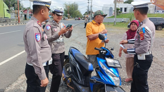Satlantas Polres Tulang Bawang tilang pengendara tidak pakai helm.