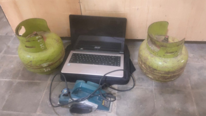 Barang bukti laptop dan tabung gas.