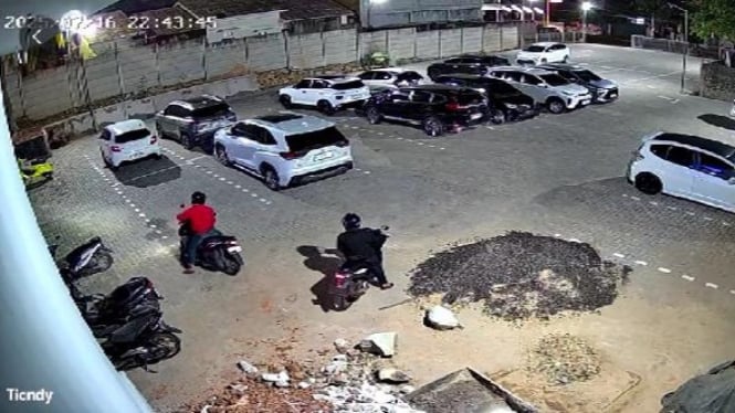 Rekaman CCTV kawanan pencuri gasak sepeda motor.
