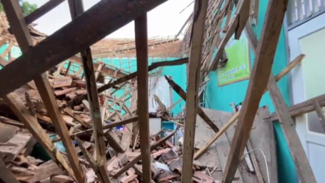 Atap Balai Rehabilitasi Narkoba di RSUD Ryacudu Kotabumi ambruk.