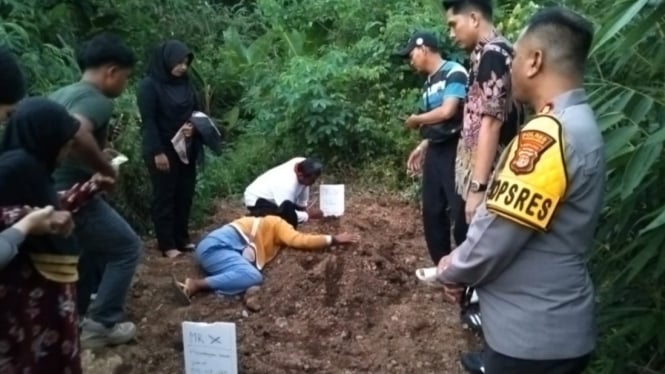 Keluarga mendatangi kuburan mayat tanpa kepala di Tanggamus.