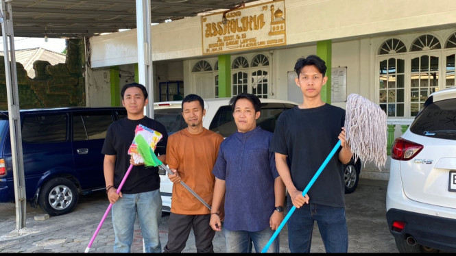 Forum Pemuda Lampung Maju (FPLM) gelar aksi bersih-bersih Masjid.