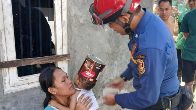 Petugas Damkar lepaskan kaleng biskuit dari kepala balita.