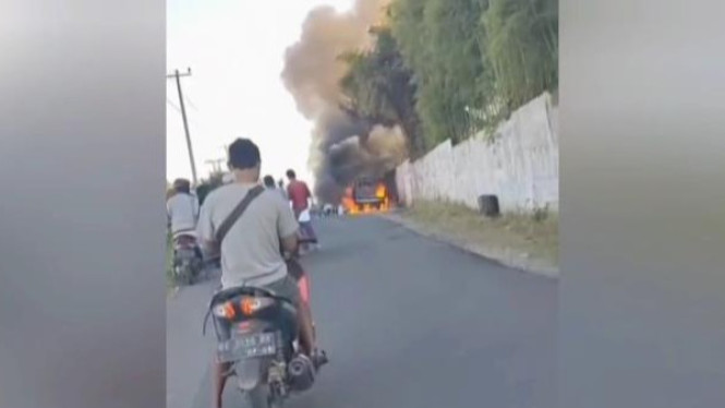 Sebuah mobil pikap membawa BBM terbakar di Kabupaten Pringsewu.