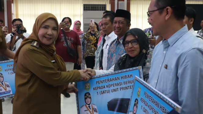 Wali Kota Bandar Lampung, Eva Dwiana menyerahkan bantuan koperasi