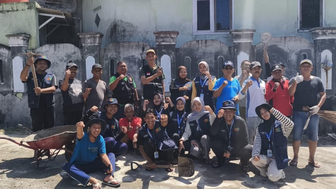 Mahasiswa KKN Universitas Raden Intan perbaiki akses jalan.
