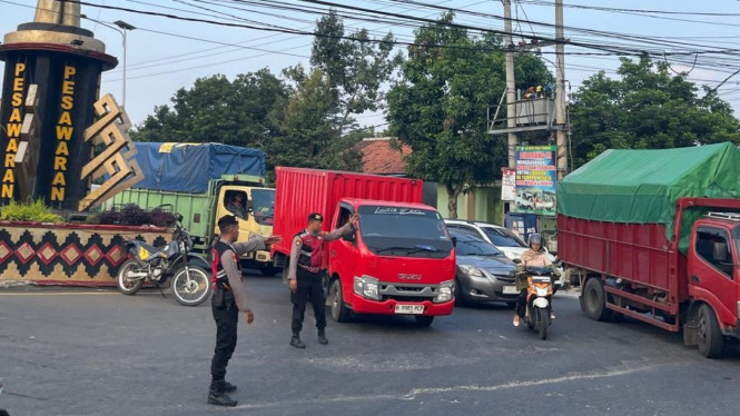 Samapta Polres Pesawaran mengatur arus lalu lintas rawan macet.
