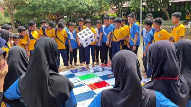 SMPN 7 Kotabumi gelar permainan ular tangga raksasa.
