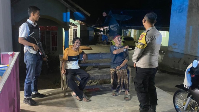 Polsek Kedondong gelar patroli malam hari.