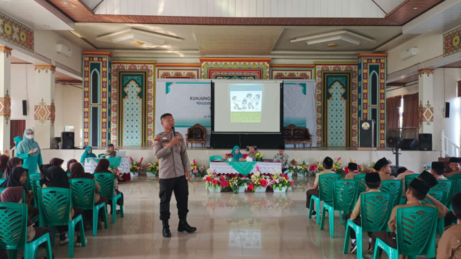 Sat Binmas Polres Pesawaran edukasi pelajar MI Diniyyah Putri.