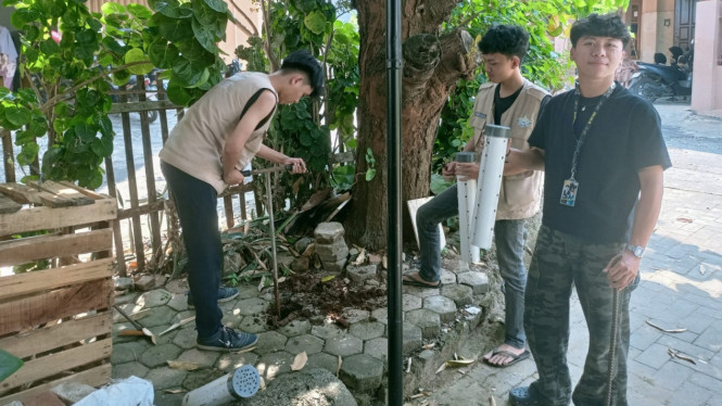 Mahasiswa KKN UIN Raden Intan tanam puluhan lubang biopori.