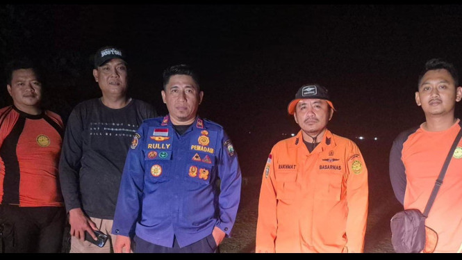 Petugas cari dua remaja terseret arus ombak saat memancing.