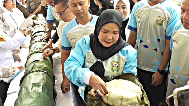 Wali Kota Bandar Lampung, Eva Dwiana mencicipi segubal