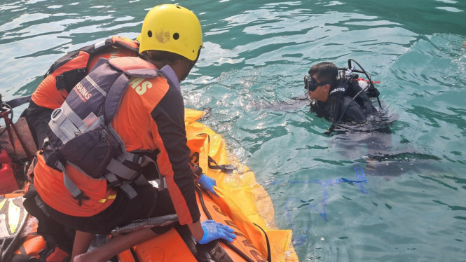 Tim SAR evakuasi pemancing terseret arus di Pantai Karya Tunggal.