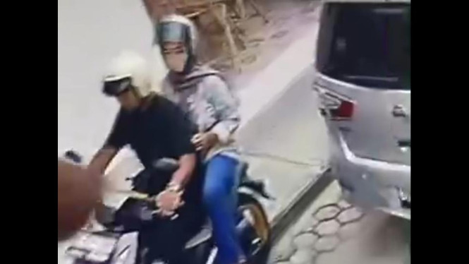 Terkam cctv pasangan maling helm di Bandar Lampung.