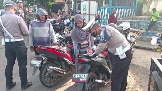 Satlantas Polres Lampung Utara menilang pengendara sepeda motor.