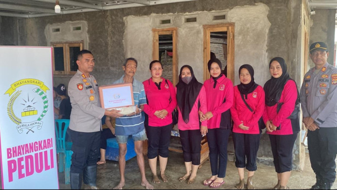 Kapolres Tanggamus berikan bantuan ke korban terdampak banjir