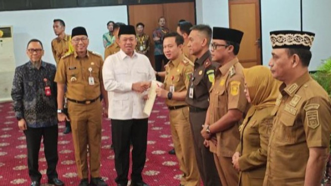 Menteri ATR/BPN, Nusron Wahid saat memberikan sertifikat tanah.