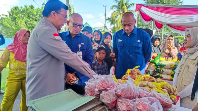 Gerakan Pangan Murah di halaman kantor TVRI Lampung.