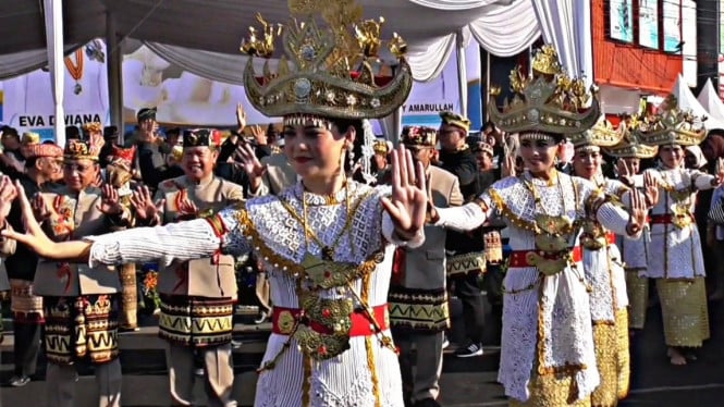 Salah satu penampilan tari di Bundaran Tugu Adipura