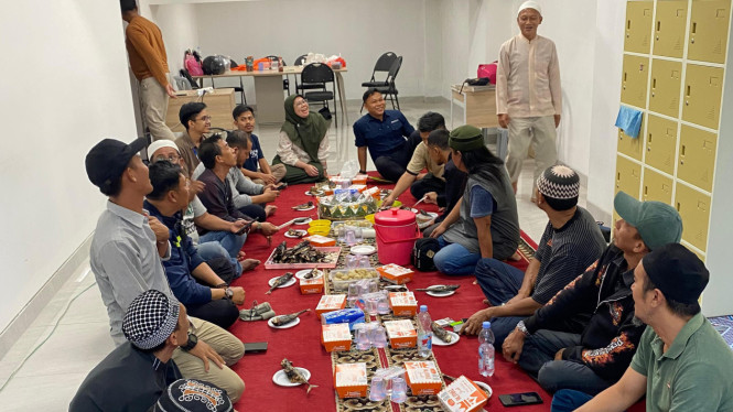 Manajemen Bakrie Amanah bersama Jemaah Masjid Raya Al Bakrie.