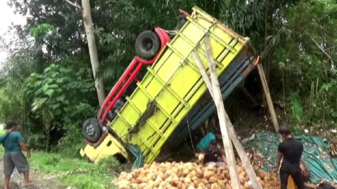 Truk muatan kelapa terbalik di Tanjakan Mbah Marijan Lampung