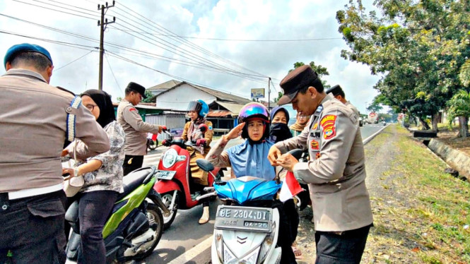Gerakan Pembagian Bendera Merah Putih