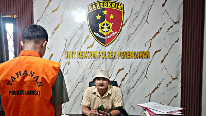 Pelaku memakai baju tahanan
