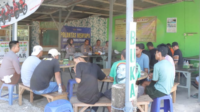 Polres Pesawaran berdialog dengan sopir truk.