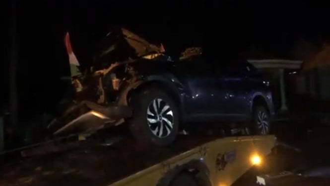 Mobil pejabat di Pemkab Way Kanan, Lampung ringsek usai kecelakaan.