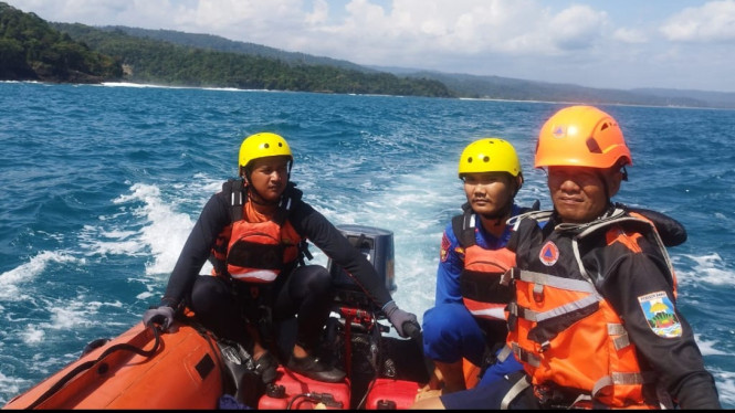 Pencarian terhadap anggota polisi yang tenggelam di Pantai Goa Matu.