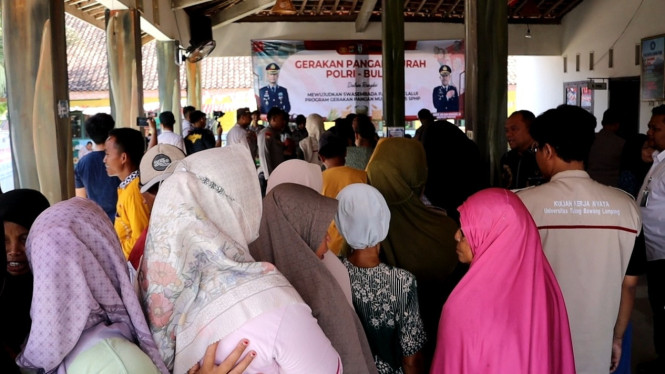 Antrean Gerakan Pangan Murah