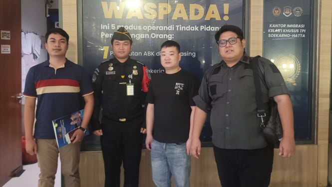 Petugas Imigrasi Kotabumi deportasi WNA China langgar izin tinggal.