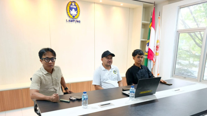 Konferensi pers di Kantor PSSI Lampung.