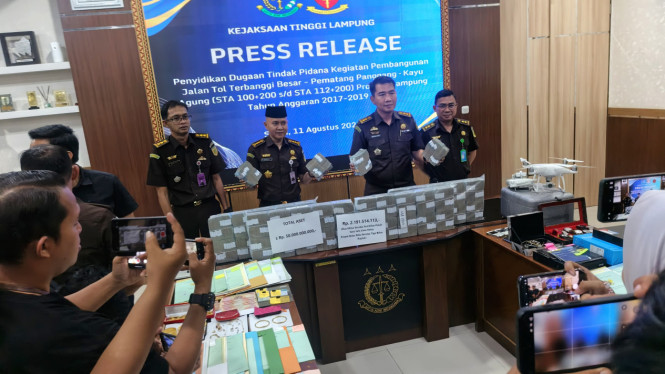 Barang bukti yang ditunjukkan