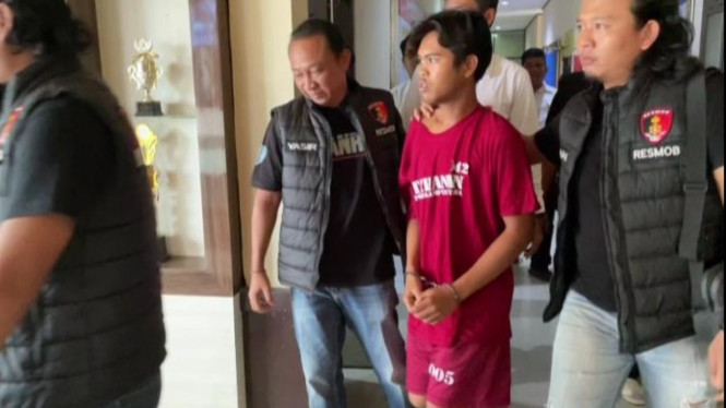 Romli Rama Dani (19), seorang buruh pabrik ditangkap polisi.