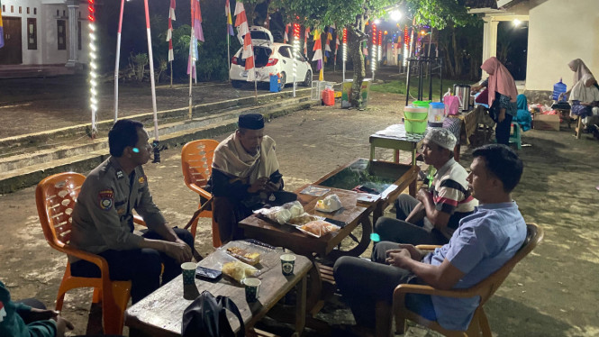 Semarak HUT RI ke-80, warga gelar Bazar UMKM lokal.