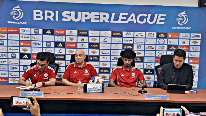 Pelatih PSM Makassar Bernardo Tavares (Tengah)