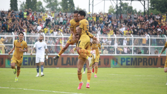 Selebrasi usai Spaso mencetak gol lewat tendangan penalti