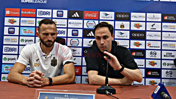 Paul Munster, Pelatih Bhayangkara Presisi Lampung FC (Baju Hitam)