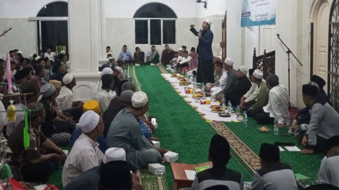 Peringatan Maulid Nabi Muhammad di Masjid Al Iman, Bandar Lampung.