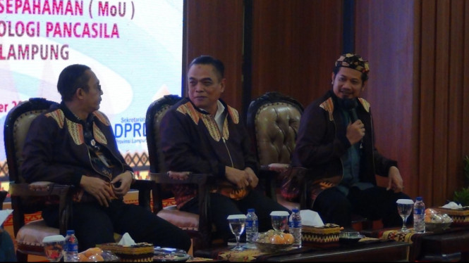 Ken Setiawan (pegang mic) jadi pemateri bimtek Ideologi Pancasila.