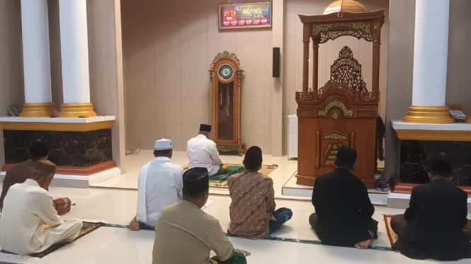 Anggota Bhabinkamtibmas laksanakan salat subuh berjamaah.