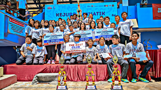Seremoni pemberian club terbaik