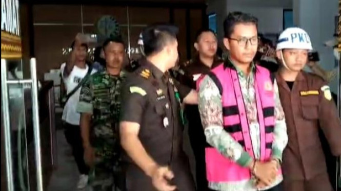 Ketua Bawaslu Mesuji ditetapkan tersangka dan langsung ditahan.