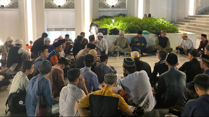 Kajian malam Minggu di pelataran Masjid Raya Al-Bakrie.