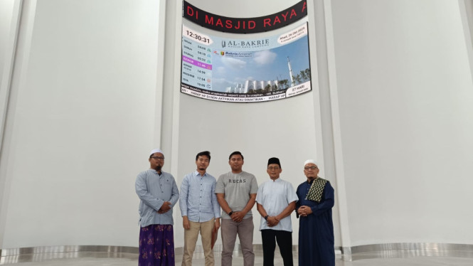 Masjid Raya Al-Bakrie Lampung terima aplikasi jam sholat digital.