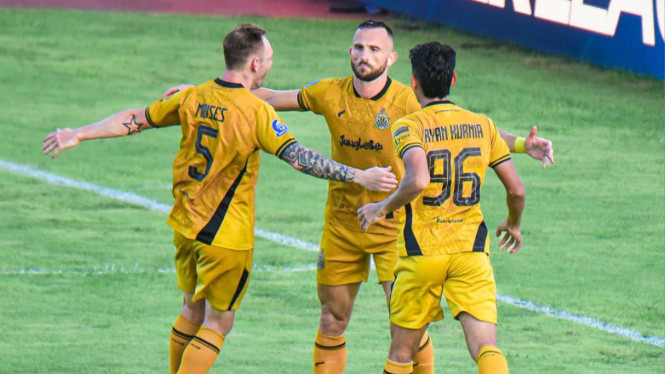 Pemain Bhayangkara Presisi Lampung FC merayakan cetak gol.