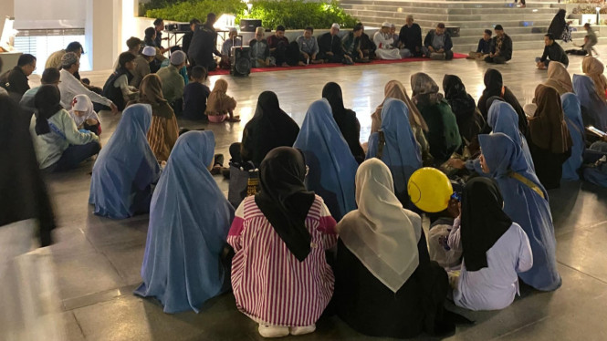 Kajian Malam Minggu di Selasar Masjid Raya Al-Bakrie Lampung.
